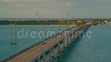 公路交通在跨海大桥上行驶